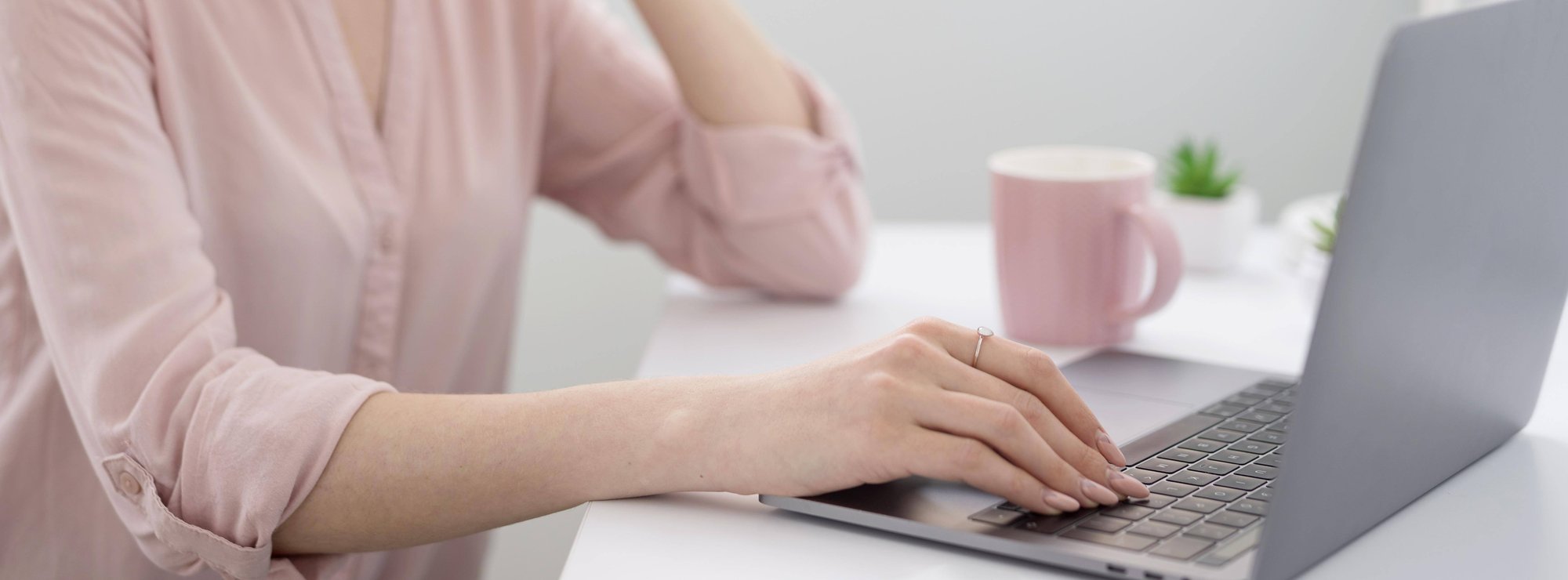 close-up-woman-desk-working